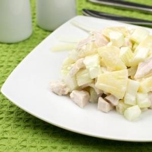 Saláta csirkével, zellerrel és ananásszal: receptek